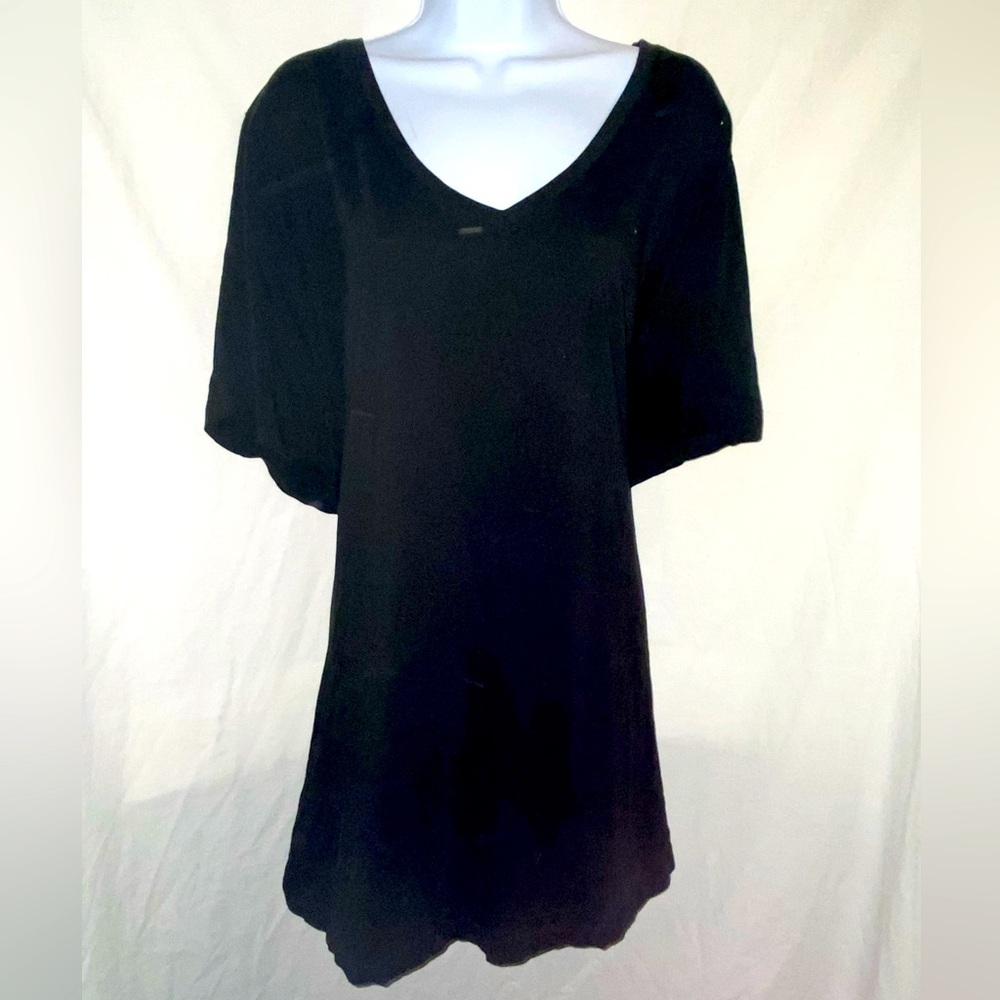 Women’s size 42/44 ROAMAN’S v-neck tee